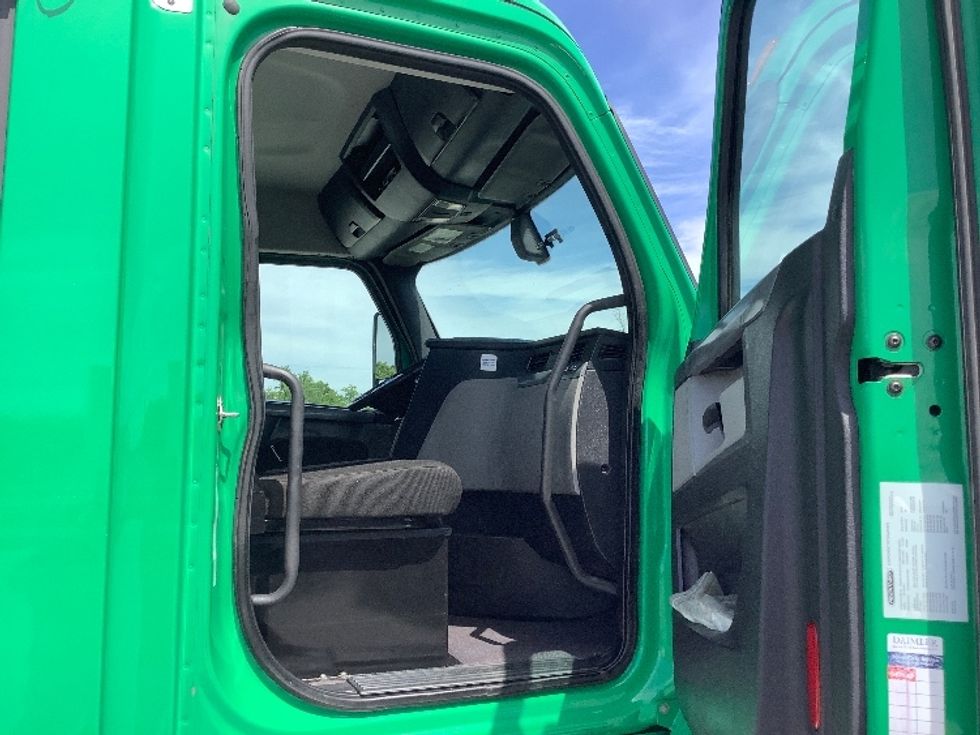 Day Cab Tractor-Heavy Duty Tractors-Freightliner-2020-T11664ST-Goldsboro-NC-309,288\n\t\tmiles-$ 53,250 - Image 12