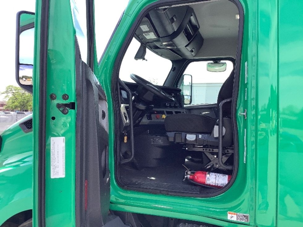 Day Cab Tractor-Heavy Duty Tractors-Freightliner-2020-T11664ST-Goldsboro-NC-63,930\n\t\tmiles-$ 68,000 - Image 9