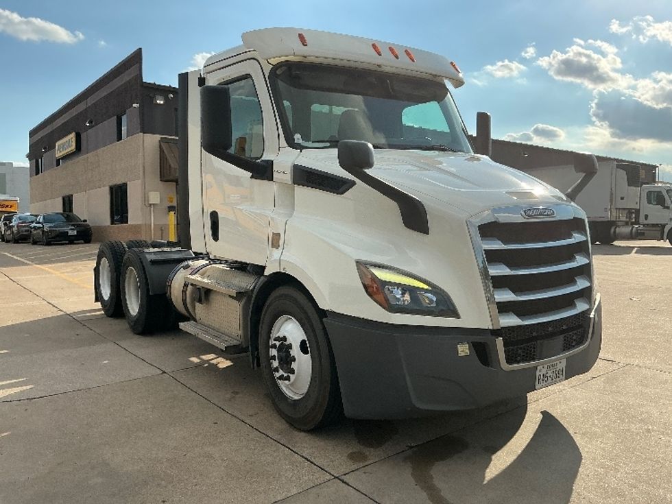 Day Cab Tractor-Heavy Duty Tractors-Freightliner-2020-T11664ST-Grand Prairie-TX-200,139\n\t\tmiles-$ 61,250 - Image 1