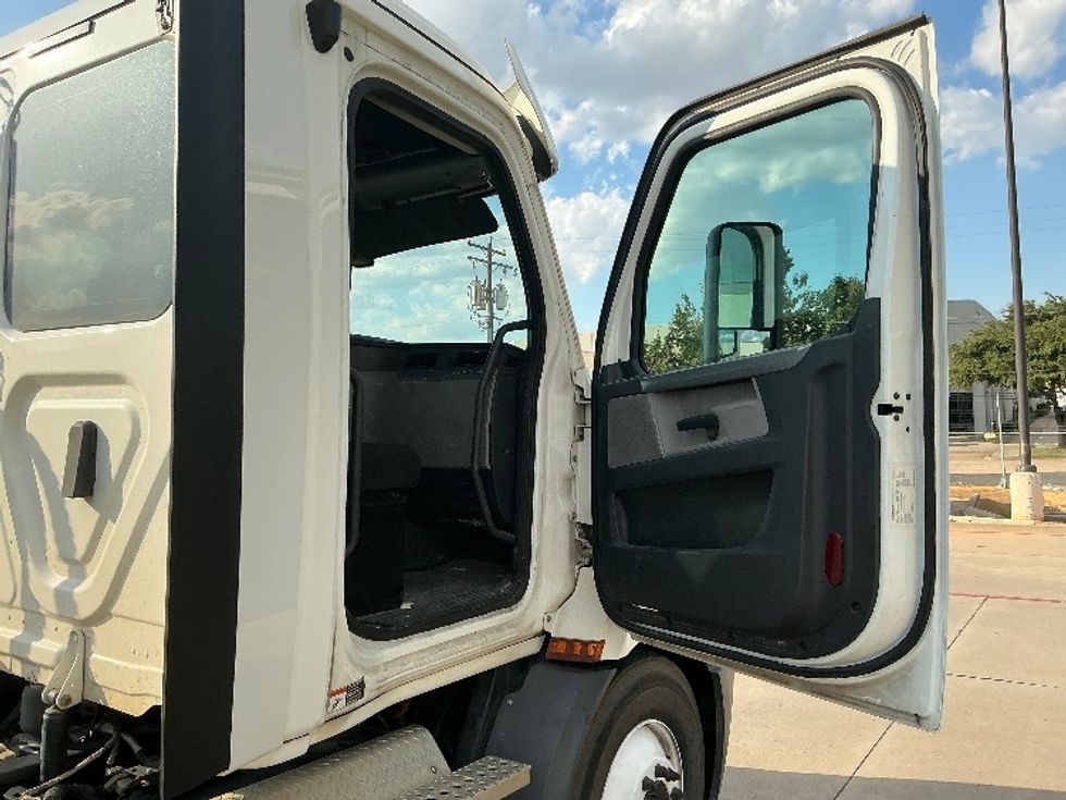 Day Cab Tractor-Heavy Duty Tractors-Freightliner-2020-T11664ST-Grand Prairie-TX-200,139\n\t\tmiles-$ 61,250 - Image 12