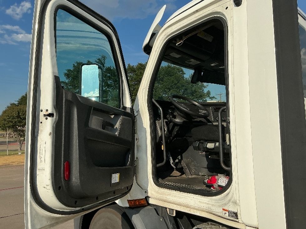 Day Cab Tractor-Heavy Duty Tractors-Freightliner-2020-T11664ST-Grand Prairie-TX-200,139\n\t\tmiles-$ 61,250 - Image 9