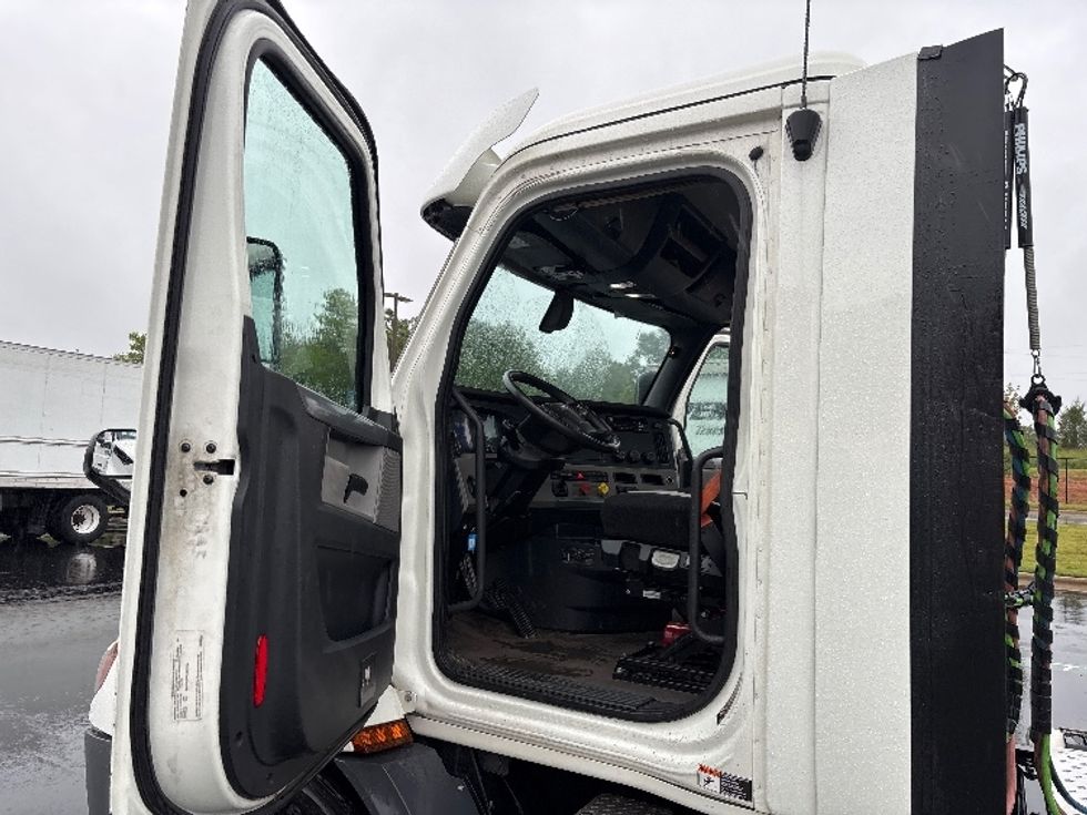 Day Cab Tractor-Heavy Duty Tractors-Freightliner-2020-T11664ST-Greensboro-NC-145,872\n\t\tmiles-$ 64,250 - Image 9