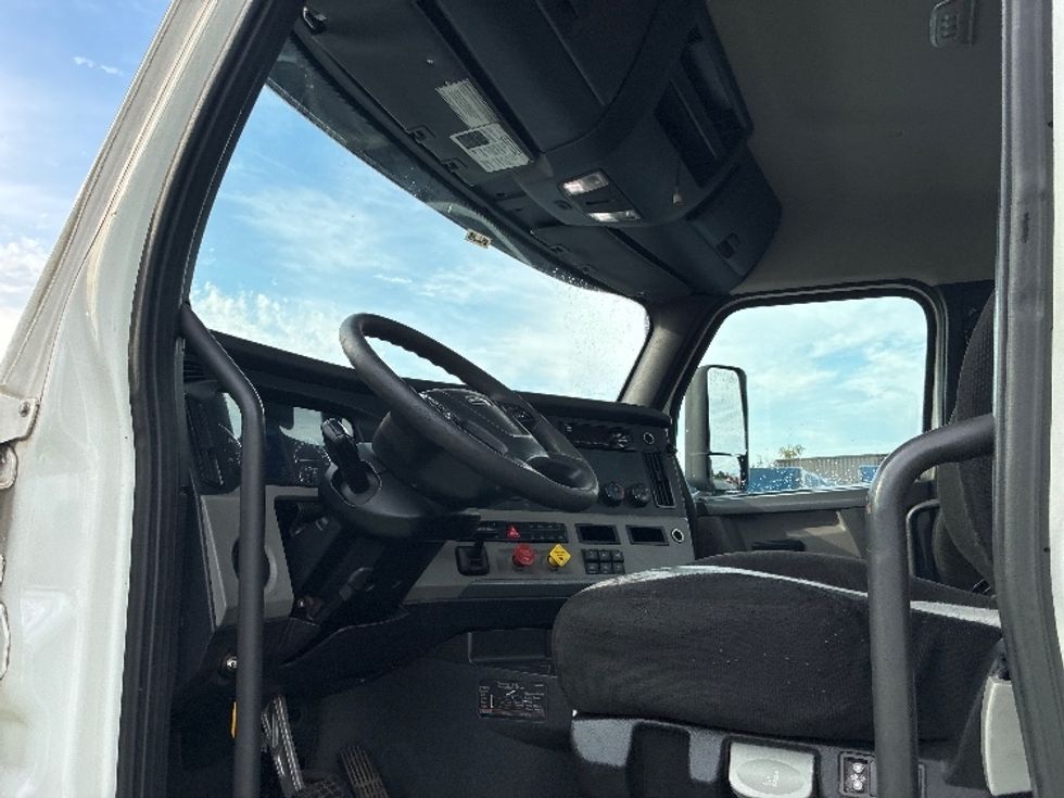 Day Cab Tractor-Heavy Duty Tractors-Freightliner-2020-T11664ST-Greenville-SC-470,081\n\t\tmiles-$ 42,000 - Image 10