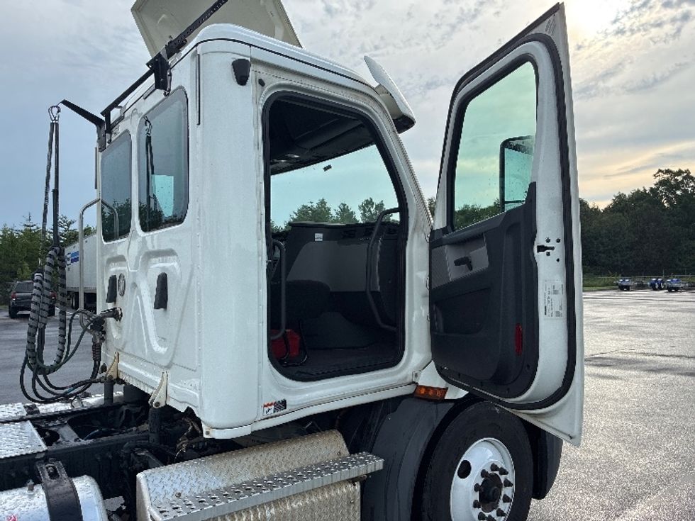 Day Cab Tractor-Heavy Duty Tractors-Freightliner-2020-T11664ST-Greenville-SC-470,081\n\t\tmiles-$ 42,000 - Image 12