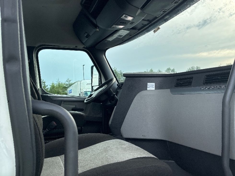 Day Cab Tractor-Heavy Duty Tractors-Freightliner-2020-T11664ST-Greenville-SC-470,081\n\t\tmiles-$ 42,000 - Image 14