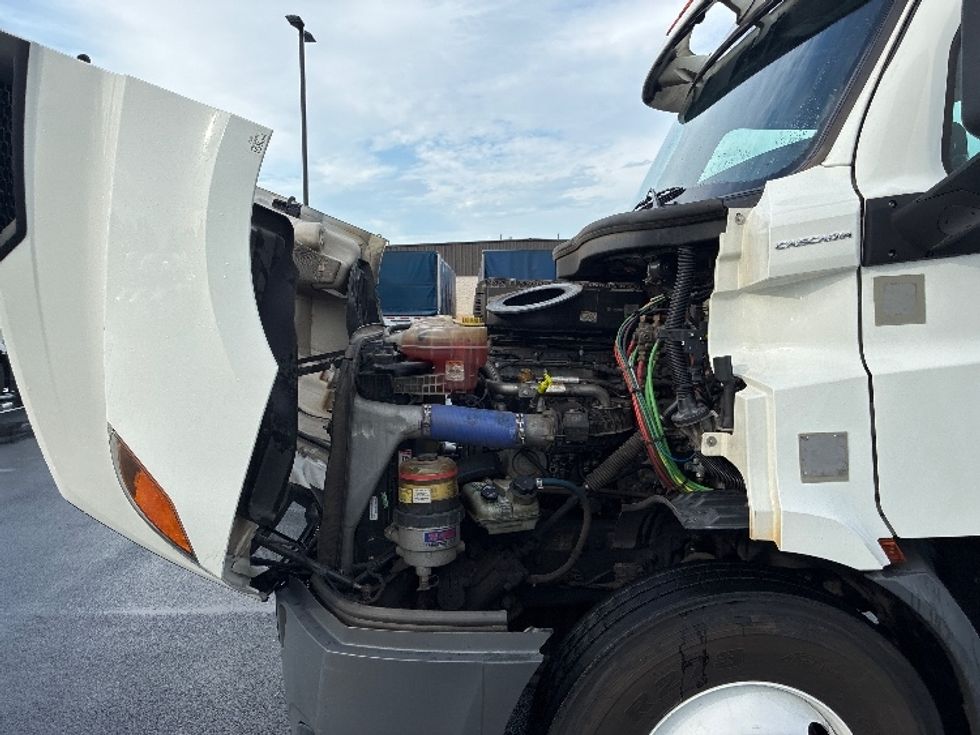 Day Cab Tractor-Heavy Duty Tractors-Freightliner-2020-T11664ST-Greenville-SC-470,081\n\t\tmiles-$ 42,000 - Image 16