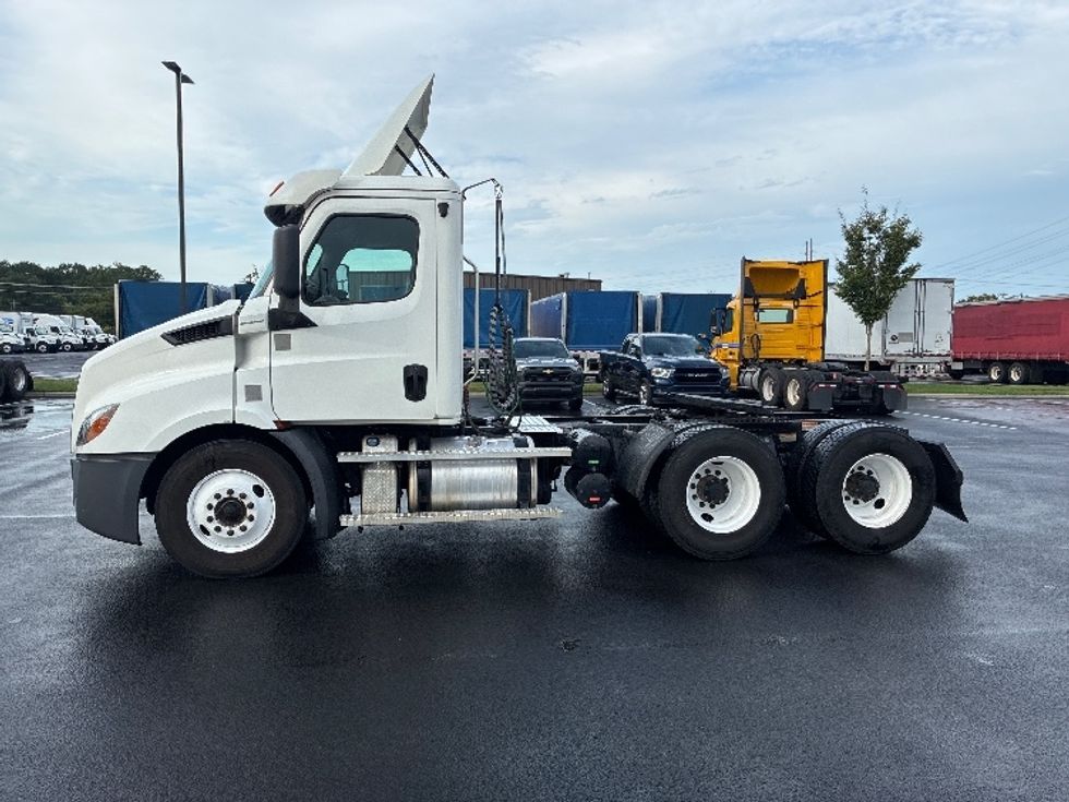 Day Cab Tractor-Heavy Duty Tractors-Freightliner-2020-T11664ST-Greenville-SC-470,081\n\t\tmiles-$ 42,000 - Image 4