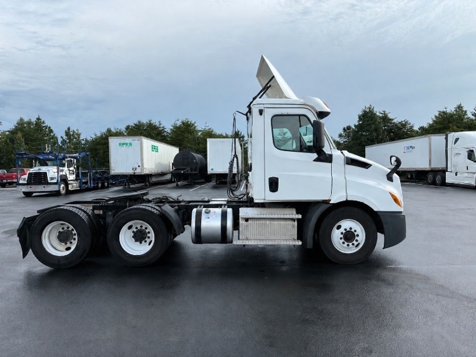 Day Cab Tractor-Heavy Duty Tractors-Freightliner-2020-T11664ST-Greenville-SC-470,081\n\t\tmiles-$ 42,000 - Image 8