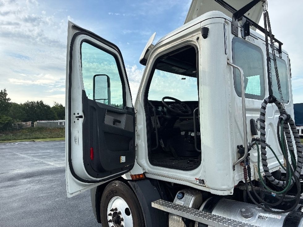 Day Cab Tractor-Heavy Duty Tractors-Freightliner-2020-T11664ST-Greenville-SC-470,081\n\t\tmiles-$ 42,000 - Image 9
