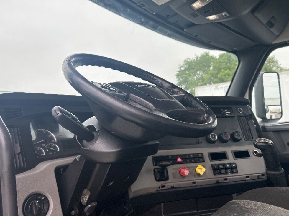 Day Cab Tractor-Heavy Duty Tractors-Freightliner-2020-T11664ST-Hammond-LA-473,776\n\t\tmiles-$ 36,750 - Image 10