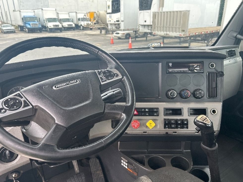 Day Cab Tractor-Heavy Duty Tractors-Freightliner-2020-T11664ST-Hammond-LA-473,776\n\t\tmiles-$ 36,750 - Image 11