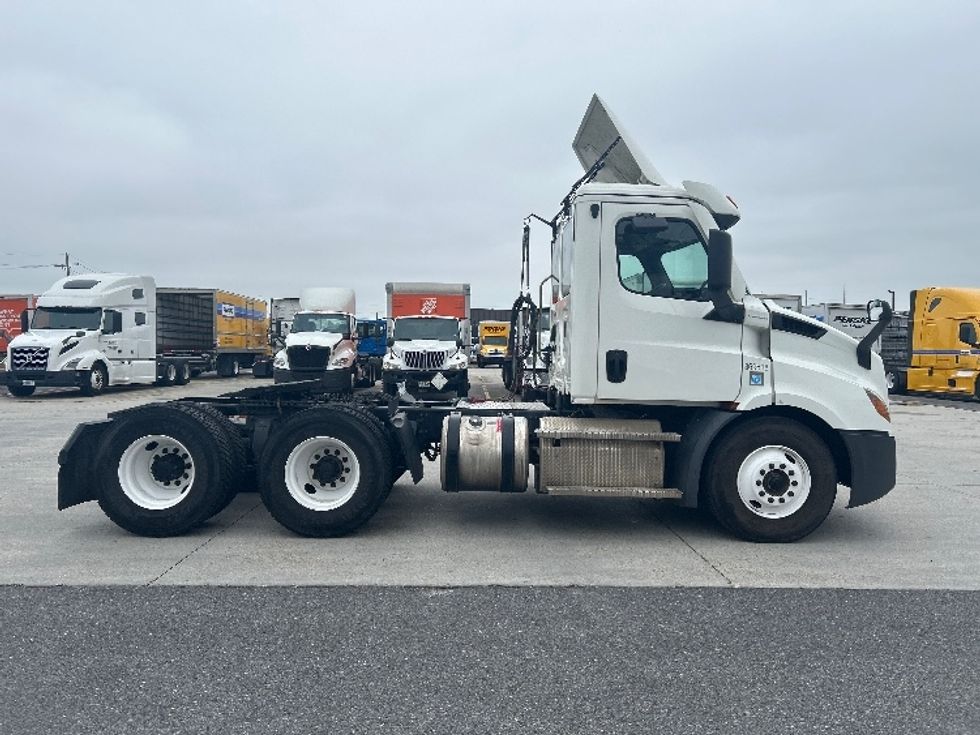 Day Cab Tractor-Heavy Duty Tractors-Freightliner-2020-T11664ST-Hammond-LA-473,776\n\t\tmiles-$ 36,750 - Image 8
