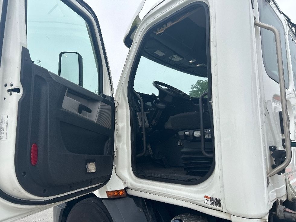 Day Cab Tractor-Heavy Duty Tractors-Freightliner-2020-T11664ST-Hammond-LA-473,776\n\t\tmiles-$ 36,750 - Image 9