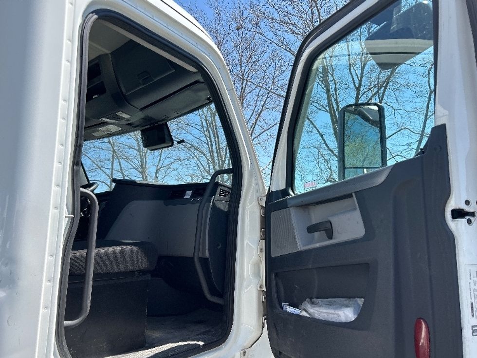 Day Cab Tractor-Heavy Duty Tractors-Freightliner-2020-T11664ST-Harrisburg-PA-364,098\n\t\tmiles-$ 50,750 - Image 12