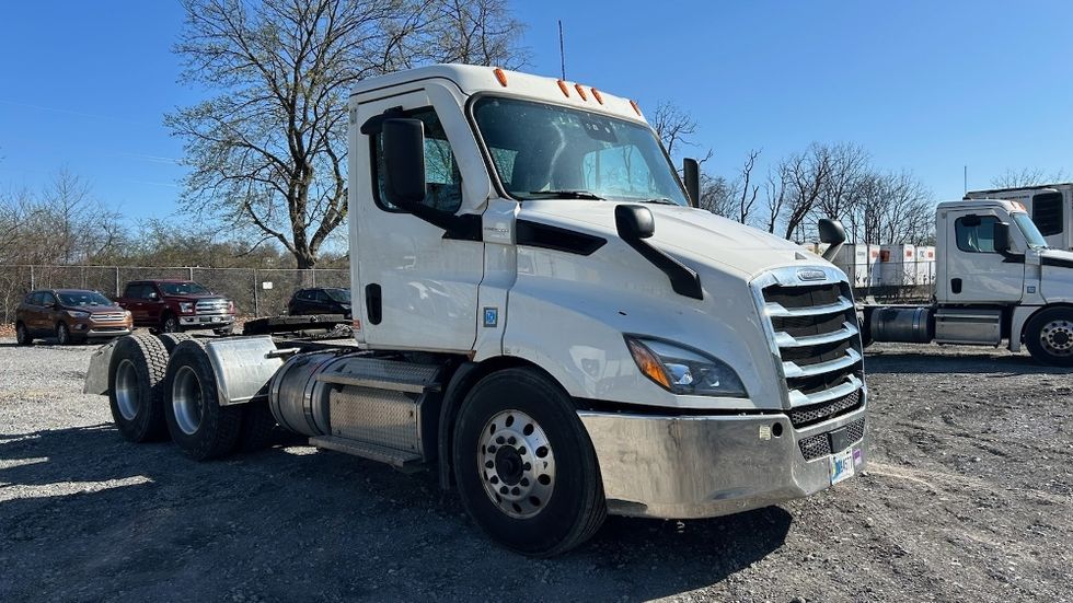 Day Cab Tractor-Heavy Duty Tractors-Freightliner-2020-T11664ST-Harrisburg-PA-508,460\n\t\tmiles-$ 40,750 - Image 1
