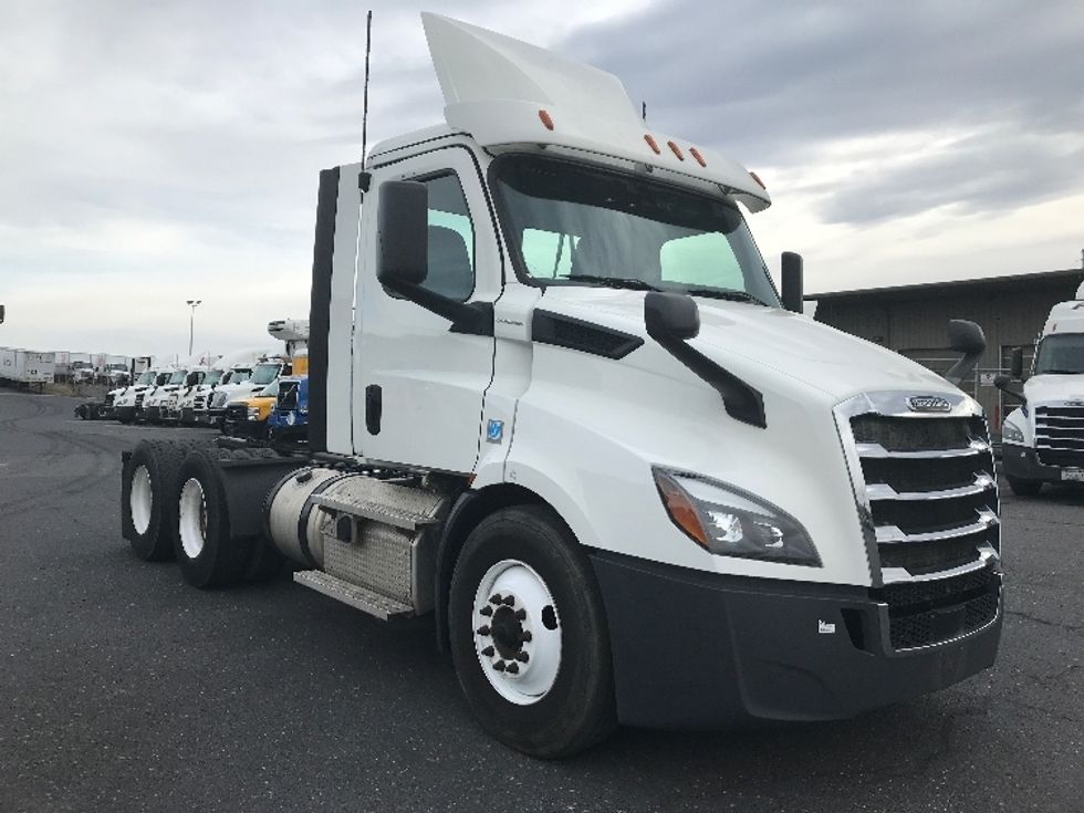 Day Cab Tractor-Heavy Duty Tractors-Freightliner-2020-T11664ST-Harrisonburg-VA-297,230\n\t\tmiles-$ 54,000 - Image 1