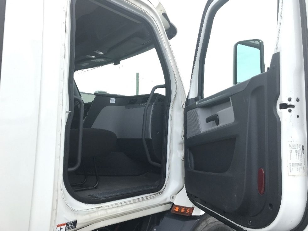 Day Cab Tractor-Heavy Duty Tractors-Freightliner-2020-T11664ST-Harrisonburg-VA-297,230\n\t\tmiles-$ 54,000 - Image 12