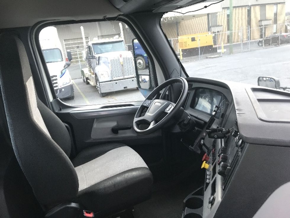 Day Cab Tractor-Heavy Duty Tractors-Freightliner-2020-T11664ST-Harrisonburg-VA-297,230\n\t\tmiles-$ 54,000 - Image 14