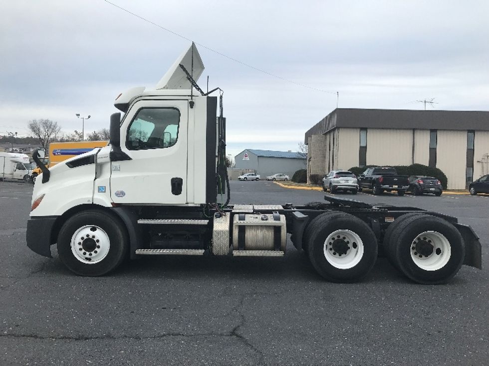 Day Cab Tractor-Heavy Duty Tractors-Freightliner-2020-T11664ST-Harrisonburg-VA-297,230\n\t\tmiles-$ 54,000 - Image 4