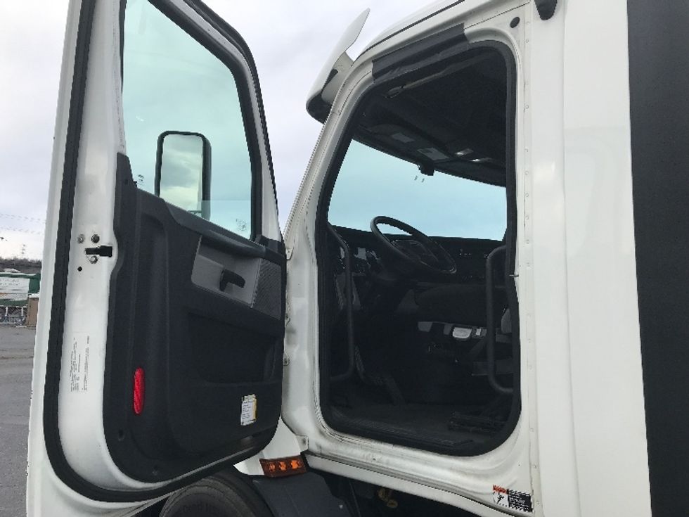 Day Cab Tractor-Heavy Duty Tractors-Freightliner-2020-T11664ST-Harrisonburg-VA-297,230\n\t\tmiles-$ 54,000 - Image 9