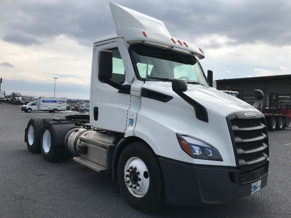 Day Cab Tractor-Heavy Duty Tractors-Freightliner-2020-T11664ST-Harrisonburg-VA-410,616\n\t\tmiles-$ 46,750 - Image 1