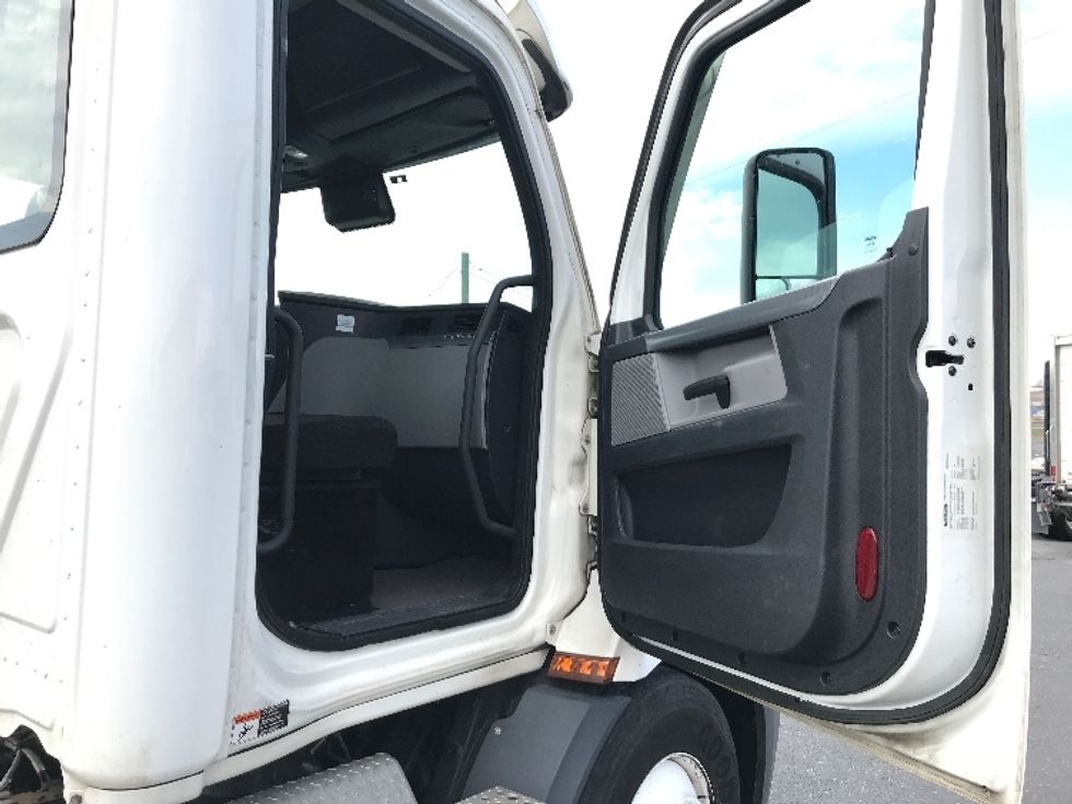 Day Cab Tractor-Heavy Duty Tractors-Freightliner-2020-T11664ST-Harrisonburg-VA-410,616\n\t\tmiles-$ 46,750 - Image 12