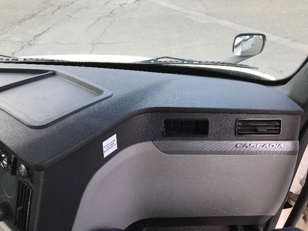 Day Cab Tractor-Heavy Duty Tractors-Freightliner-2020-T11664ST-Harrisonburg-VA-410,616\n\t\tmiles-$ 46,750 - Image 13