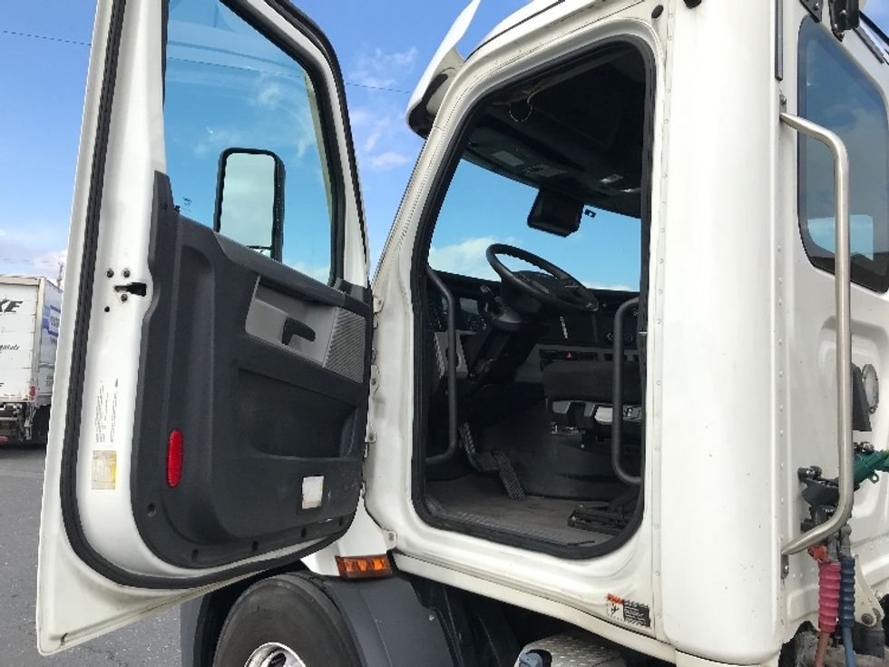 Day Cab Tractor-Heavy Duty Tractors-Freightliner-2020-T11664ST-Harrisonburg-VA-410,616\n\t\tmiles-$ 46,750 - Image 9