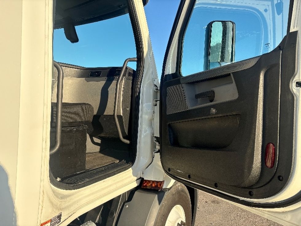 Day Cab Tractor-Heavy Duty Tractors-Freightliner-2020-T11664ST-Hattiesburg-MS-234,633\n\t\tmiles-$ 65,250 - Image 12