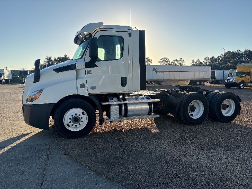 Day Cab Tractor-Heavy Duty Tractors-Freightliner-2020-T11664ST-Hattiesburg-MS-234,633\n\t\tmiles-$ 65,250 - Image 4