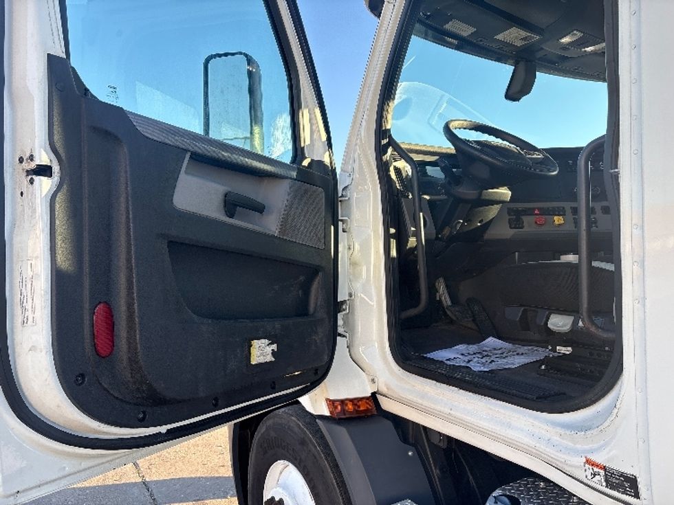 Day Cab Tractor-Heavy Duty Tractors-Freightliner-2020-T11664ST-Hattiesburg-MS-234,633\n\t\tmiles-$ 65,250 - Image 9