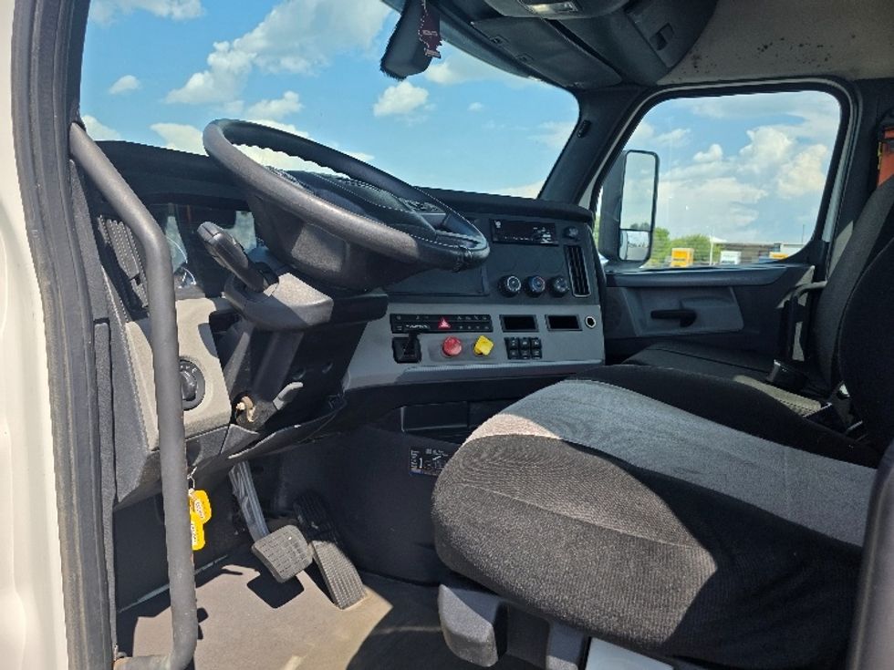 Day Cab Tractor-Heavy Duty Tractors-Freightliner-2020-T11664ST-Indianapolis-IN-171,025\n\t\tmiles-$ 59,750 - Image 10