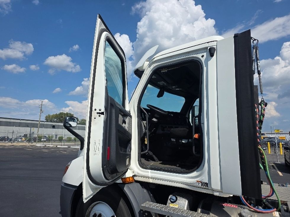 Day Cab Tractor-Heavy Duty Tractors-Freightliner-2020-T11664ST-Indianapolis-IN-171,025\n\t\tmiles-$ 59,750 - Image 9