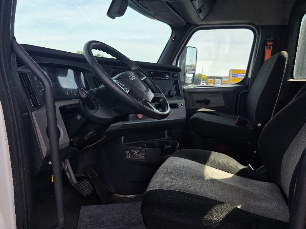Day Cab Tractor-Heavy Duty Tractors-Freightliner-2020-T11664ST-Indianapolis-IN-195,038\n\t\tmiles-$ 58,500 - Image 10