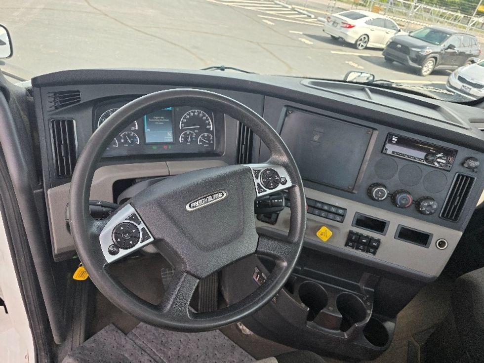 Day Cab Tractor-Heavy Duty Tractors-Freightliner-2020-T11664ST-Indianapolis-IN-195,038\n\t\tmiles-$ 58,500 - Image 11
