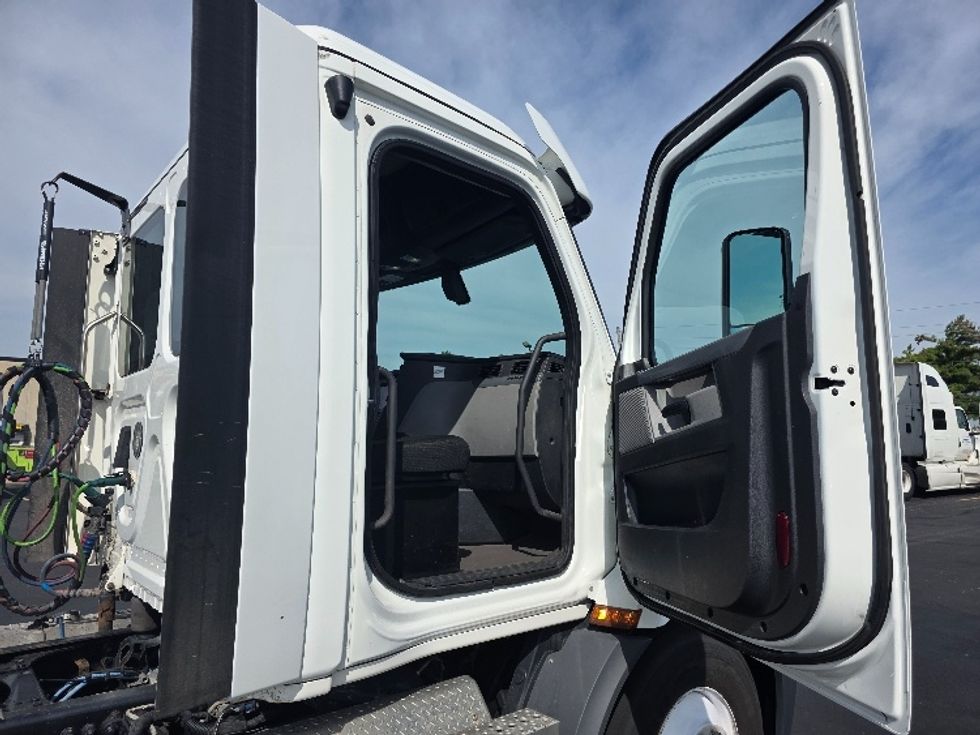 Day Cab Tractor-Heavy Duty Tractors-Freightliner-2020-T11664ST-Indianapolis-IN-195,038\n\t\tmiles-$ 58,500 - Image 12