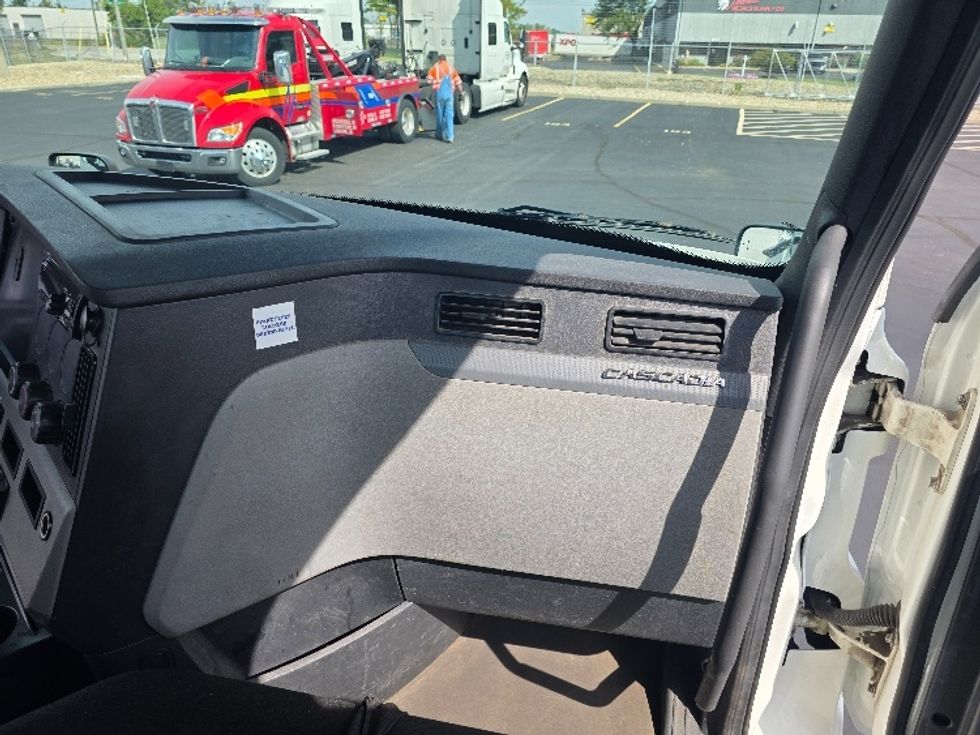 Day Cab Tractor-Heavy Duty Tractors-Freightliner-2020-T11664ST-Indianapolis-IN-195,038\n\t\tmiles-$ 58,500 - Image 13