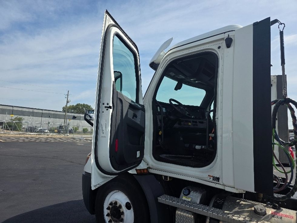 Day Cab Tractor-Heavy Duty Tractors-Freightliner-2020-T11664ST-Indianapolis-IN-195,038\n\t\tmiles-$ 58,500 - Image 9