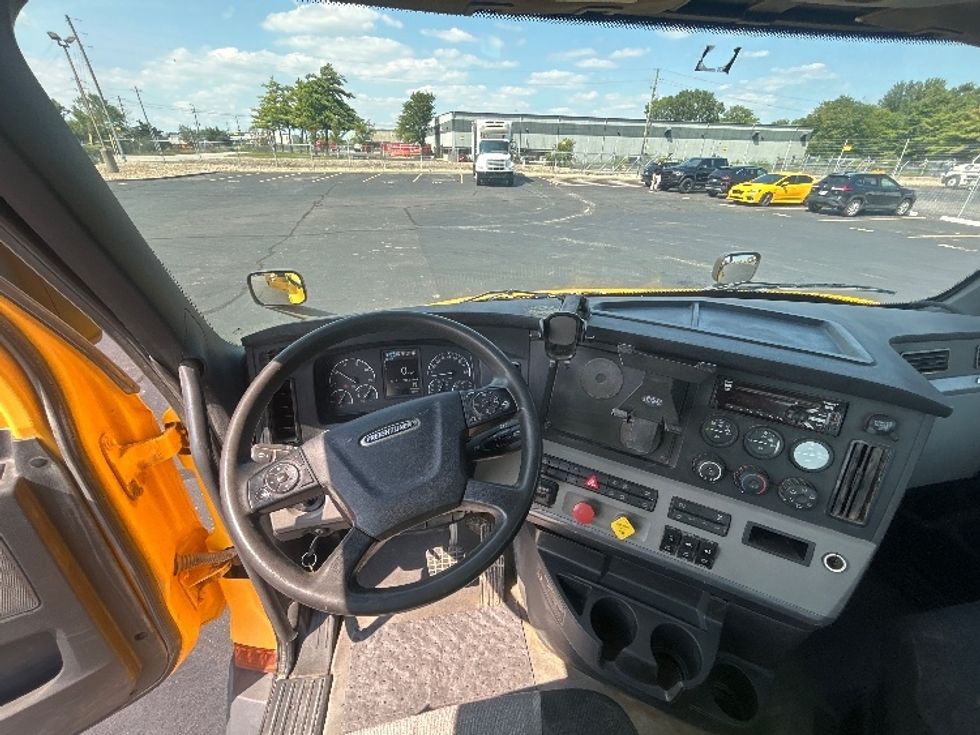 Day Cab Tractor-Heavy Duty Tractors-Freightliner-2020-T11664ST-Indianapolis-IN-215,224\n\t\tmiles-$ 54,250 - Image 11