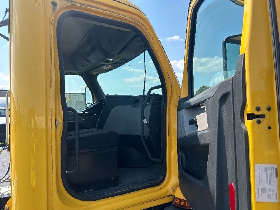 Day Cab Tractor-Heavy Duty Tractors-Freightliner-2020-T11664ST-Indianapolis-IN-215,224\n\t\tmiles-$ 54,250 - Image 12