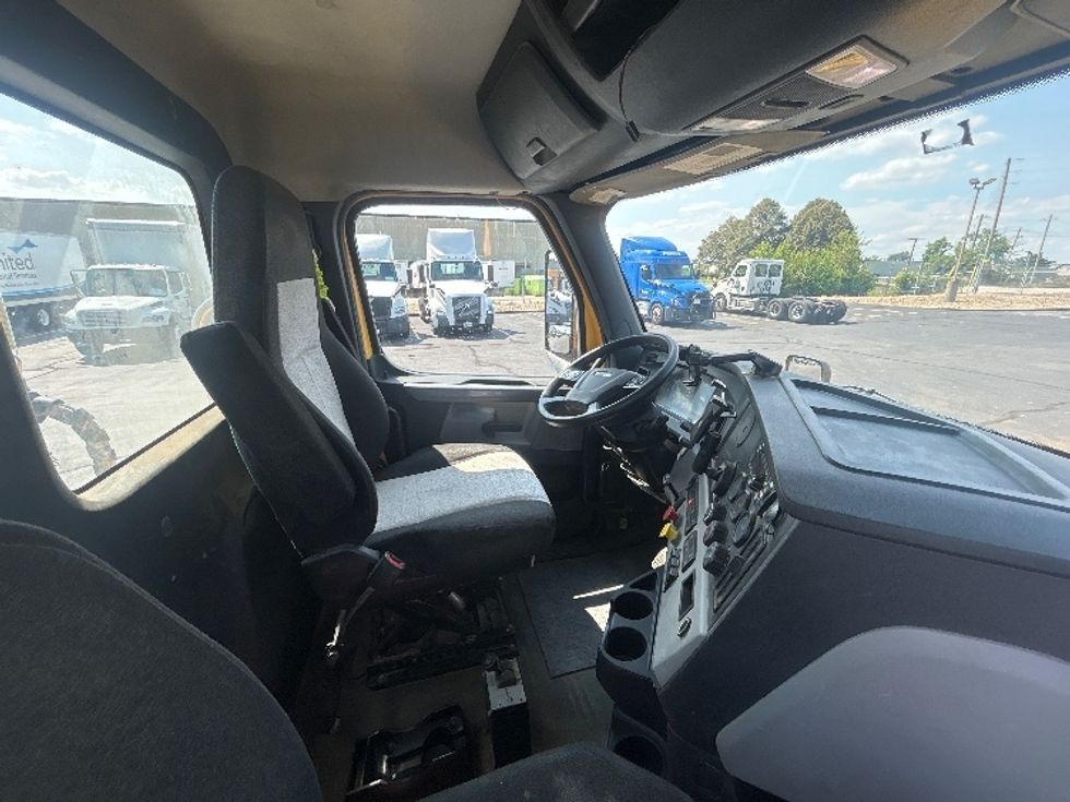 Day Cab Tractor-Heavy Duty Tractors-Freightliner-2020-T11664ST-Indianapolis-IN-215,224\n\t\tmiles-$ 54,250 - Image 14