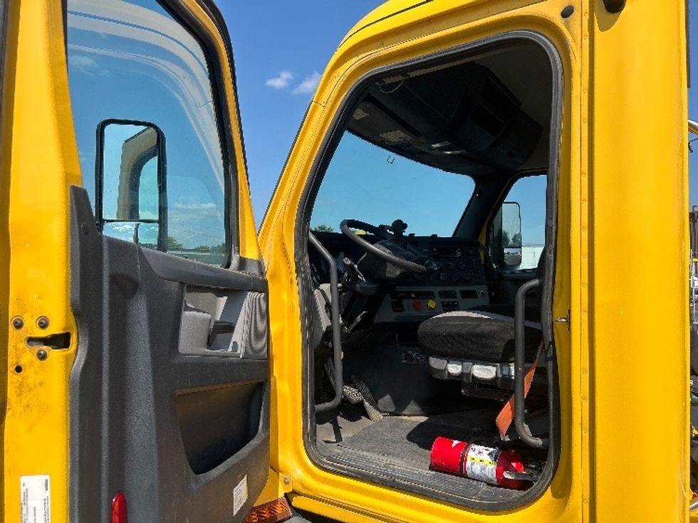Day Cab Tractor-Heavy Duty Tractors-Freightliner-2020-T11664ST-Indianapolis-IN-215,224\n\t\tmiles-$ 54,250 - Image 9