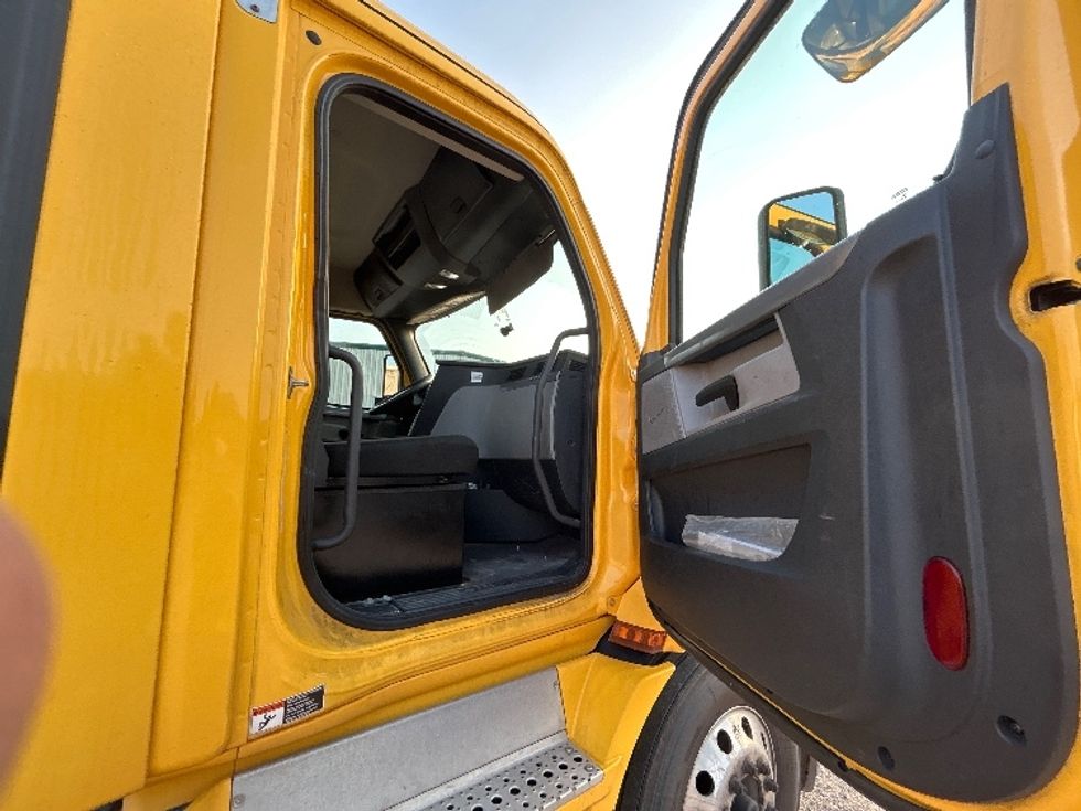 Day Cab Tractor-Heavy Duty Tractors-Freightliner-2020-T11664ST-Indianapolis-IN-571,588\n\t\tmiles-$ 31,000 - Image 12