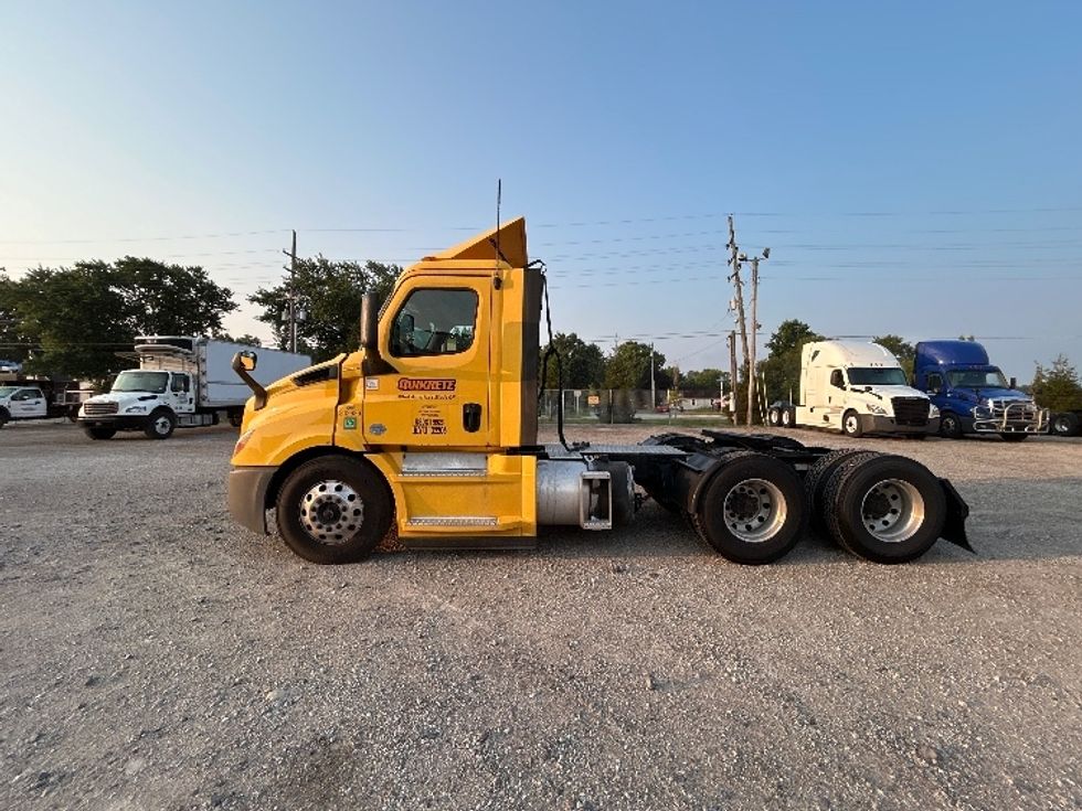 Day Cab Tractor-Heavy Duty Tractors-Freightliner-2020-T11664ST-Indianapolis-IN-571,588\n\t\tmiles-$ 31,000 - Image 4