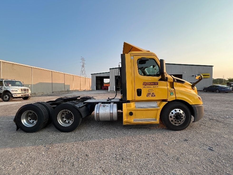Day Cab Tractor-Heavy Duty Tractors-Freightliner-2020-T11664ST-Indianapolis-IN-571,588\n\t\tmiles-$ 31,000 - Image 8