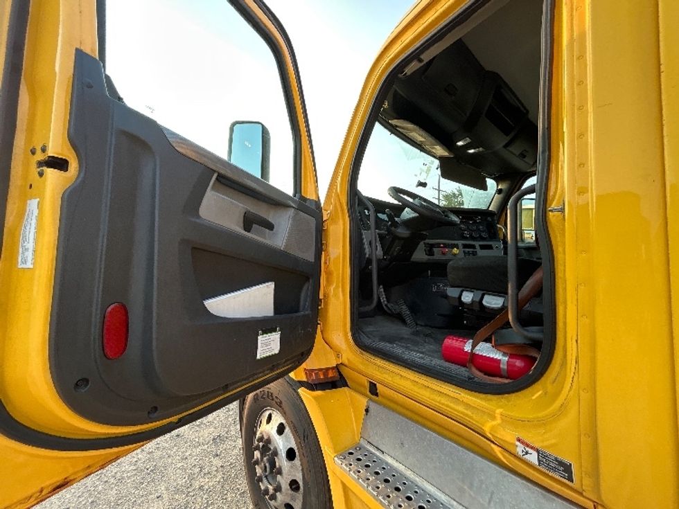 Day Cab Tractor-Heavy Duty Tractors-Freightliner-2020-T11664ST-Indianapolis-IN-571,588\n\t\tmiles-$ 31,000 - Image 9