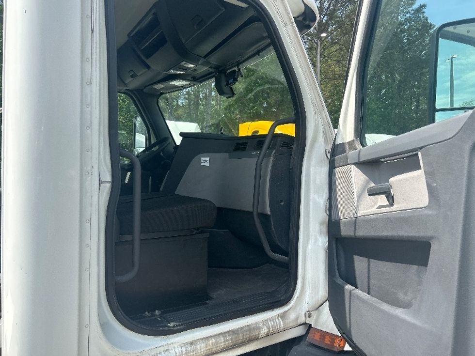 Day Cab Tractor-Heavy Duty Tractors-Freightliner-2020-T11664ST-Jacksonville-FL-488,995\n\t\tmiles-$ 45,000 - Image 12
