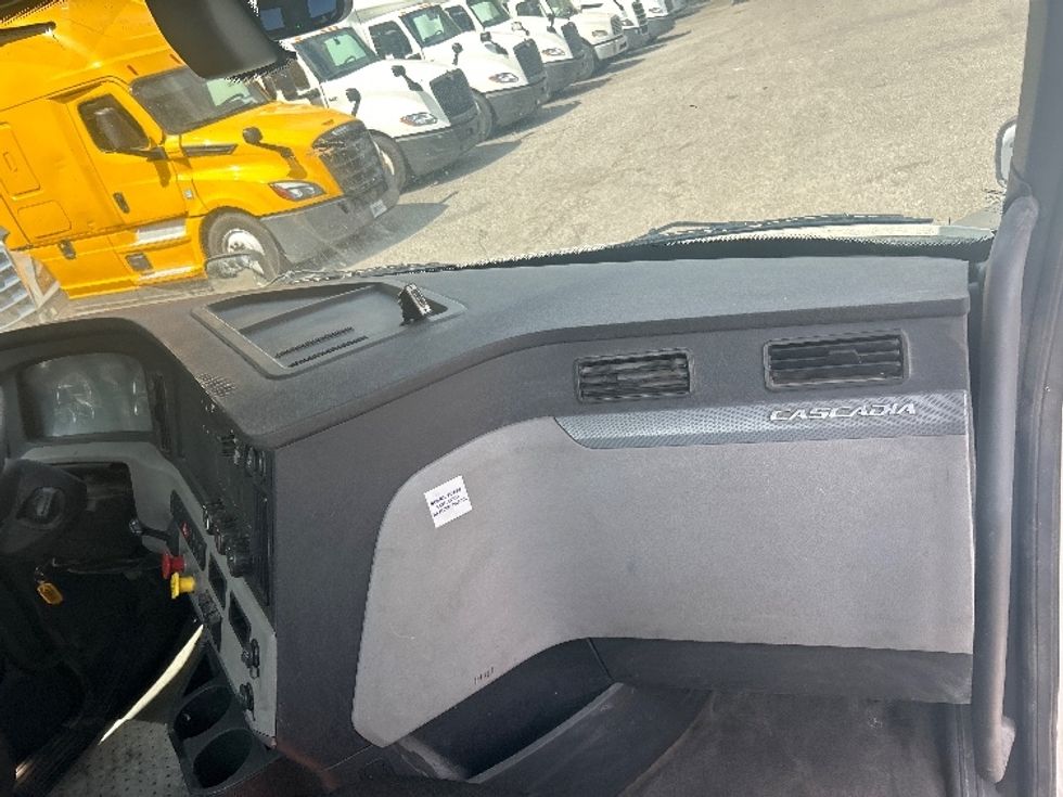 Day Cab Tractor-Heavy Duty Tractors-Freightliner-2020-T11664ST-Jacksonville-FL-488,995\n\t\tmiles-$ 45,000 - Image 13