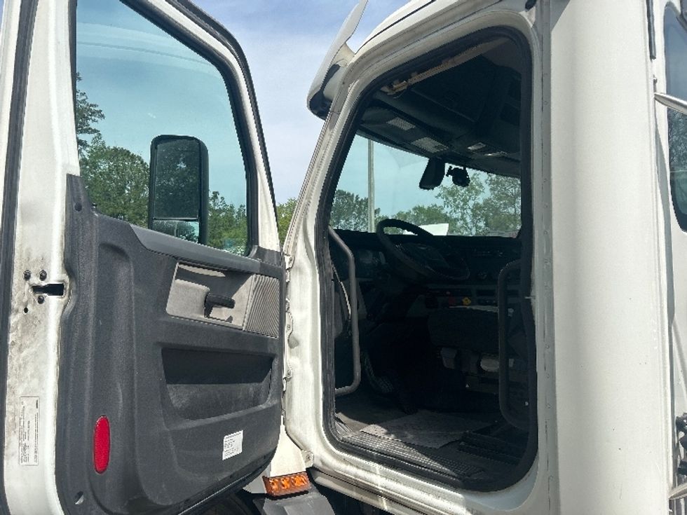 Day Cab Tractor-Heavy Duty Tractors-Freightliner-2020-T11664ST-Jacksonville-FL-488,995\n\t\tmiles-$ 45,000 - Image 9