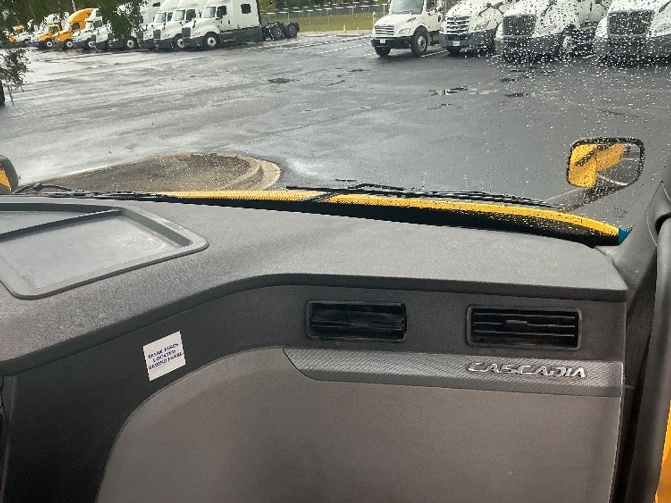 Day Cab Tractor-Heavy Duty Tractors-Freightliner-2020-T11664ST-Jacksonville-FL-583,452\n\t\tmiles-$ 31,000 - Image 13